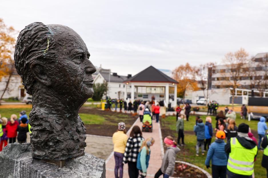 En byste av den nå avdøde politikeren og diplomaten Thorvald Stoltenberg (Ap) i grensebyen Kirkenes. Tidlig på 90-tallet ledet han og den russiske utenriksministerkollegaen Andrej Kosyrev arbeidet med etableringen av Barentssamarbeidet. (Foto: Ole-Tommy Pedersen/Barentssekretariatet)