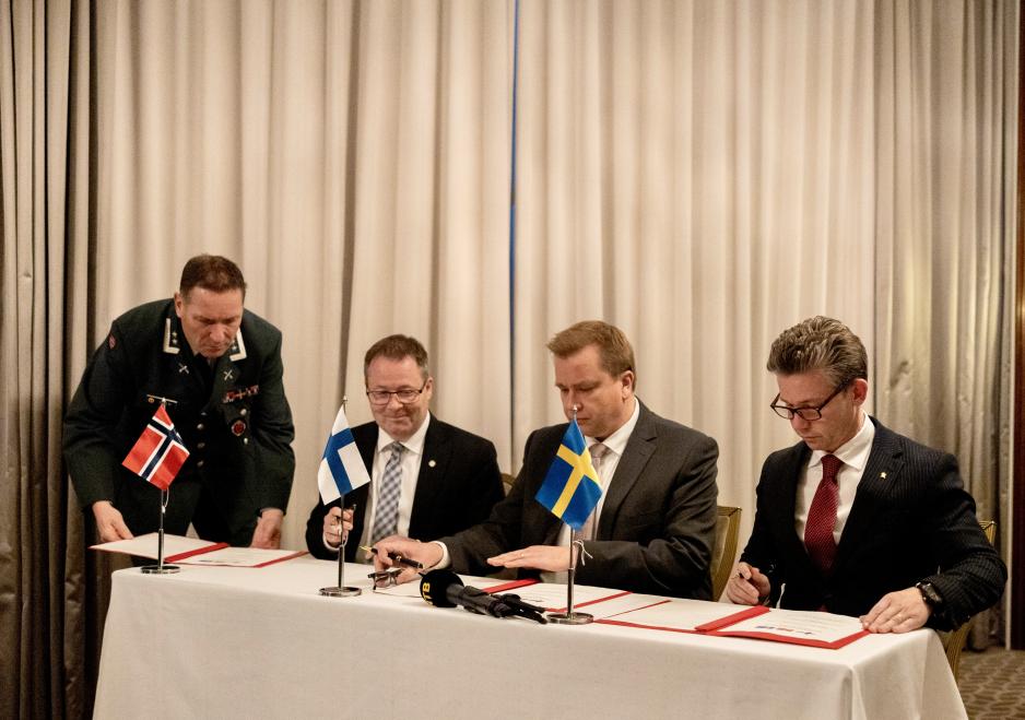 I forbindelse med tirsdagens nordiske forsvarsministermøte i Oslo innenfor formatet NORDEFCO, signerte Norges Bjørn Arild Gram (Sp), Finlands Antti Kaikkonen (C) og Sveriges Pål Jonson (M) en oppdatert intensjonsavtale om forsvarssamarbeid mellom landene. (Foto: Philip Linder/Luftforsvaret)
