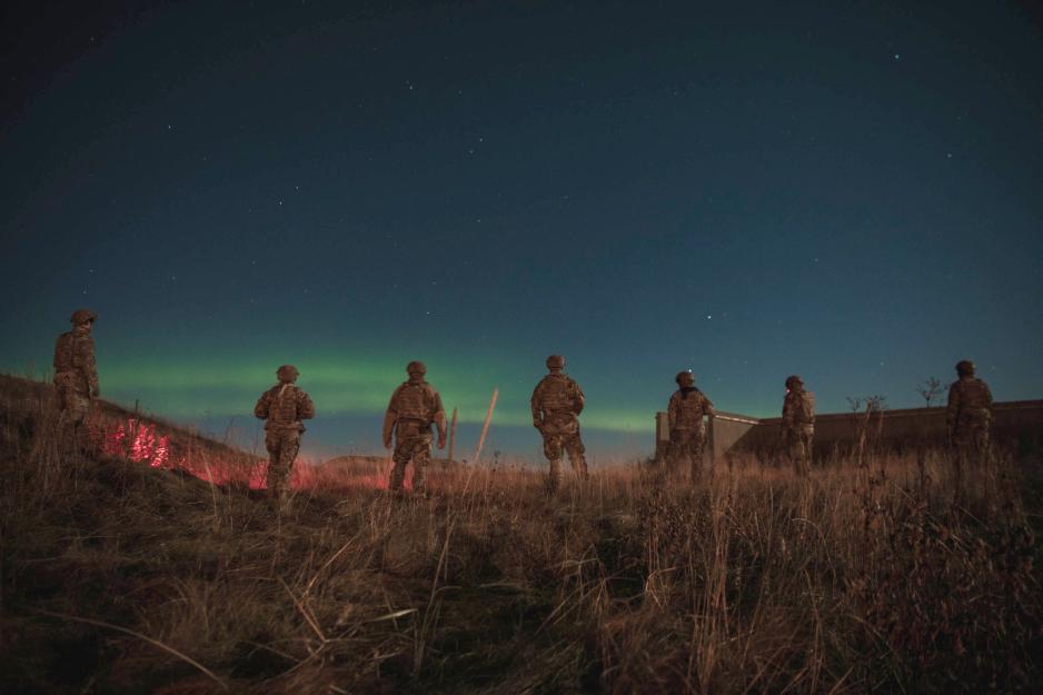 Soldater fra det amerikanske luftforsvaret tar hånd om ikke-eksplodert ammunisjon innenfor rammen av øvelsen Atreus, her ved Andøya Space Defense sitt øvingsområde på tirsdag. (Foto: Brigette Waltermire/U.S. Air Force)
