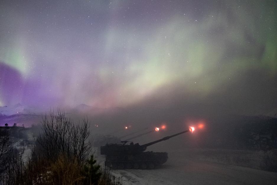 Arctic Bolt 2022: Den samlede Artilleribataljonen i Brigade Nord fyrer av langtrekkende ild og kruttrøyken formelig smelter sammen med nordlyset. (Foto: Ole-Sverre Haugli/Forsvaret)