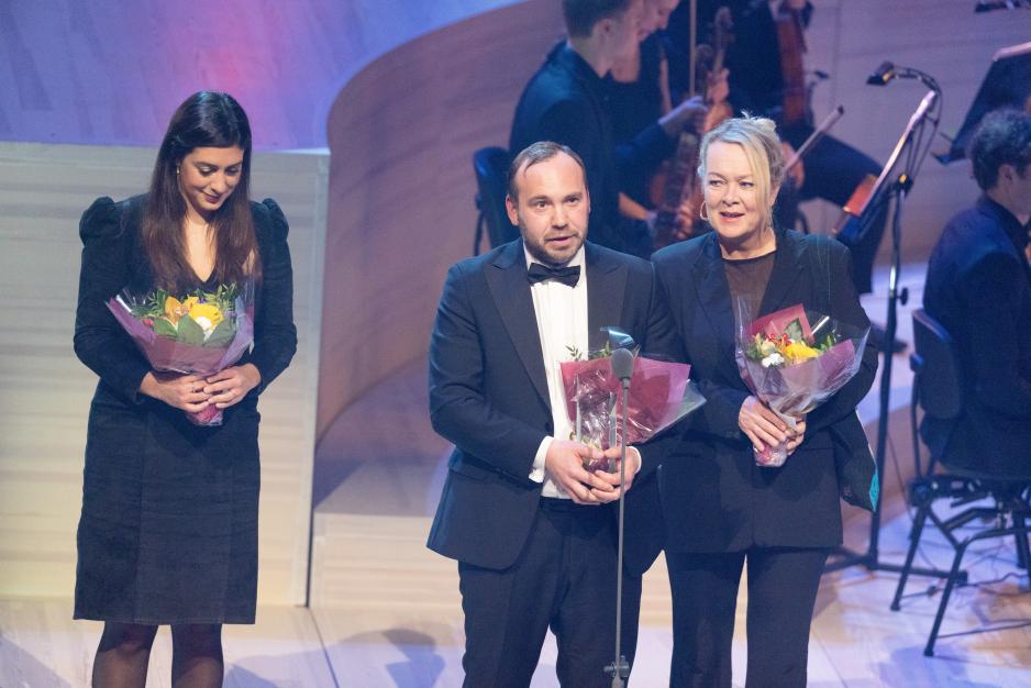 Tirsdag kveld ble Nordisk råds prisgalla holdt i Musikkhuset i Helsinki. Her mottas prisen til filmen Dýrið av tre av dens skapere; regissør og manusforfatter Valdimar Jóhannsson og produsentene Sara Nassim (t.v) og Hrönn Kristinsdóttir (t.h). (Foto: Magnus Fröderberg/norden.org)