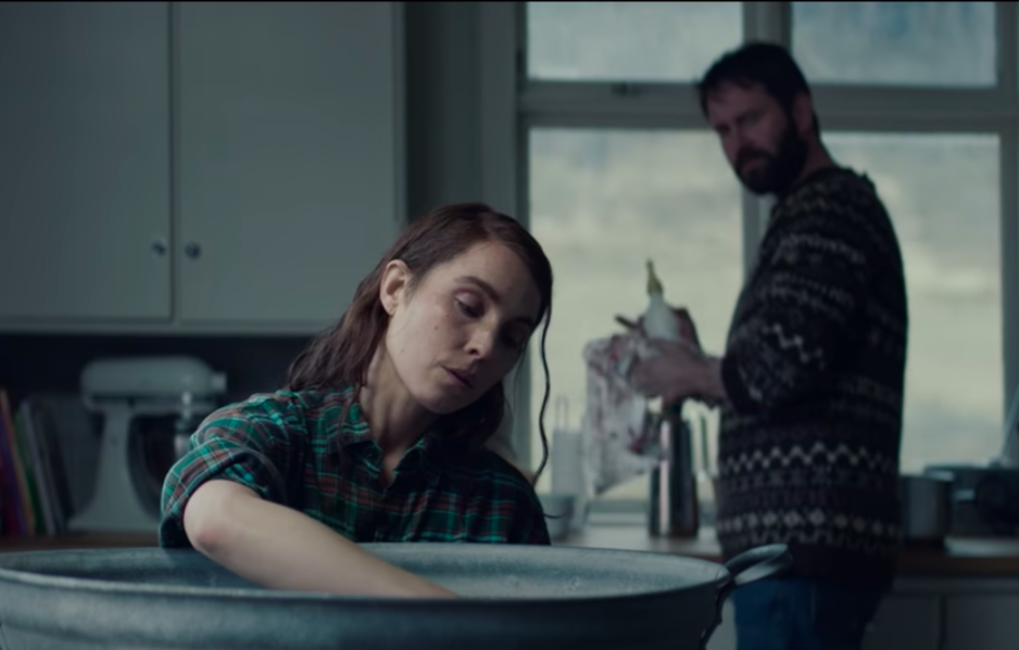 Sauebondene María og Ingvar, spilt av Noomi Rapace og Hilmir Snær Guðnason, er hovedkarakterene i den prisvinnende islandske filmen Dýrið (Lamb). (Skjermdump fra A24s trailer)