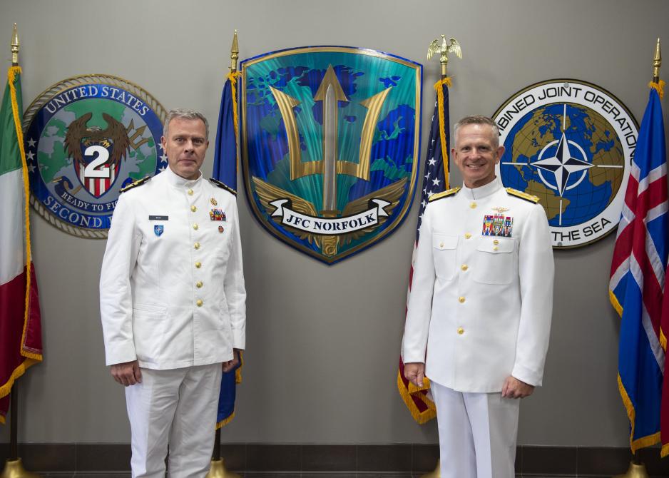 Viseadmiral Daniel Dwyer (til høyre) er sjef for Joint Force Command Norfolk Viseadmiral Daniel Dwyer (til høyre) er sjef for Joint Force Command Norfolk