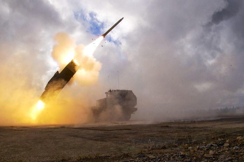 Försvarsmakten og amerikanske spesialstyrker øvde i september på bekjempelse av mål i Norrbotten – da med det amerikanske mobile rakettartilleriet for langtrekkende presisjonsild, HIMARS. (Foto: Devin Klecan/USAs hær)