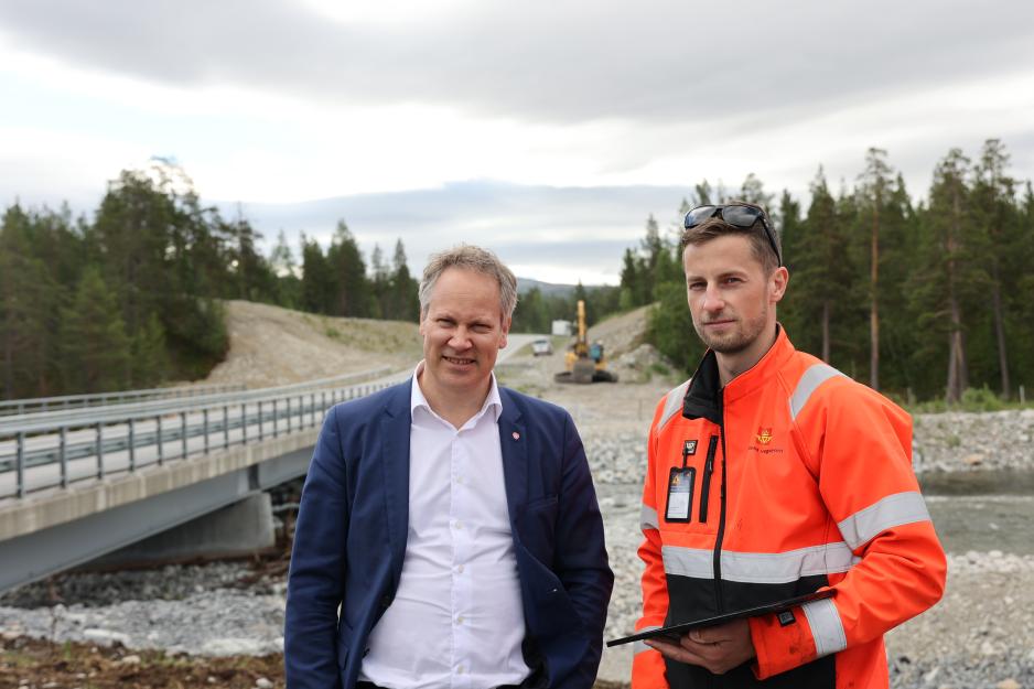Samferdselsminister Jon-Ivar Nygård (Ap) skal på befaringer ved viktig infrastruktur i Sør-Varanger kommune i neste uke. Her er han på befaring ved den nye midlertidige Badderen bru på E6 i Nord-Troms i juni. Den opprinnelige brua måtte stenges i mai da den var nær kollaps, og stengingen medførte omkjøring via Finland. (Foto: Samferdselsdepartementet)