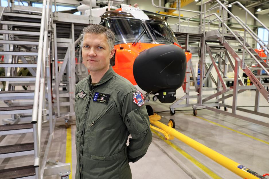 Kaptein Remi Olsen ved 330-skvadronens avdeling i Bodø.