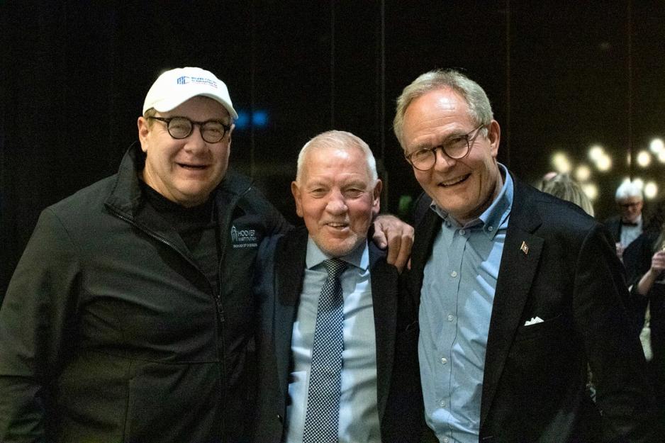 The High North Center Director Frode Mellemvik, between Scott Minerd (left) and owner of the Tschudi Group, Felix Tschudi. Both Minerd and Tschudi are High North Heroes. The meeting happened in Reykjavik, Iceland in October 2022. (Photo: Hogne Bø Pettersen/High North Center) Scott Minerd, Frode Mellemvik og Felix Tschudi