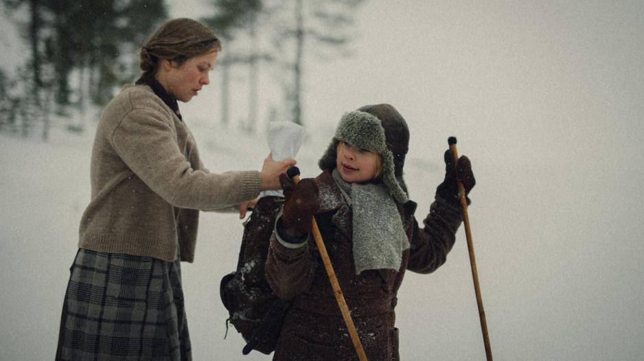 Overlevelse i krigstid er rammen for den finske filmen The Blanket (Lakana). Tiårige Marja sendes ut for å hente melk til lillebroren – og ferden går over en stor innsjø dekket av tynn is. Imidlertid møter hun på noe som er enda farligere. Regi: Teppo Airaksinen. > The Blanket, TIFF