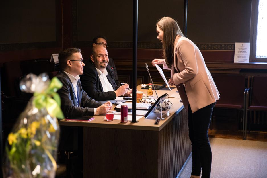 Finlands statsminister Sanna Marin og hennes statssekretær Henrik Haapajärvi (andre t.h.) er i gang med å oppdatere landets arktiske politikk for ei ny tid etter at Russlands krigføring har medført store omveltninger. I neste uke kommer Haapajärvi til Tromsø for å hente input under den store arktiske konferansen Arctic Frontiers. (Foto: Laura Kotila/den finske regjeringen)