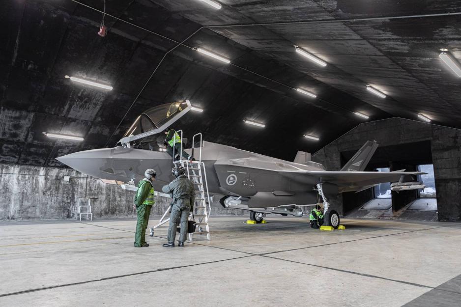 Tekniker og pilot i samtale rett etter landing av kampflyet av typen F-35 på Keflavik-basen på Island under oppdraget "Iceland Air Policing", som varer i tre uker. (Foto: Ole Andreas Vekve/Forsvaret) Norske F35 på Island