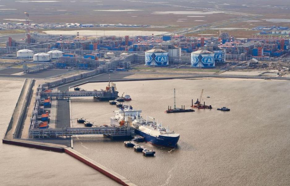 Yamal LNG with Arc7 LNG carrier in the foreground. (Source: Novatek) Yamal LNG