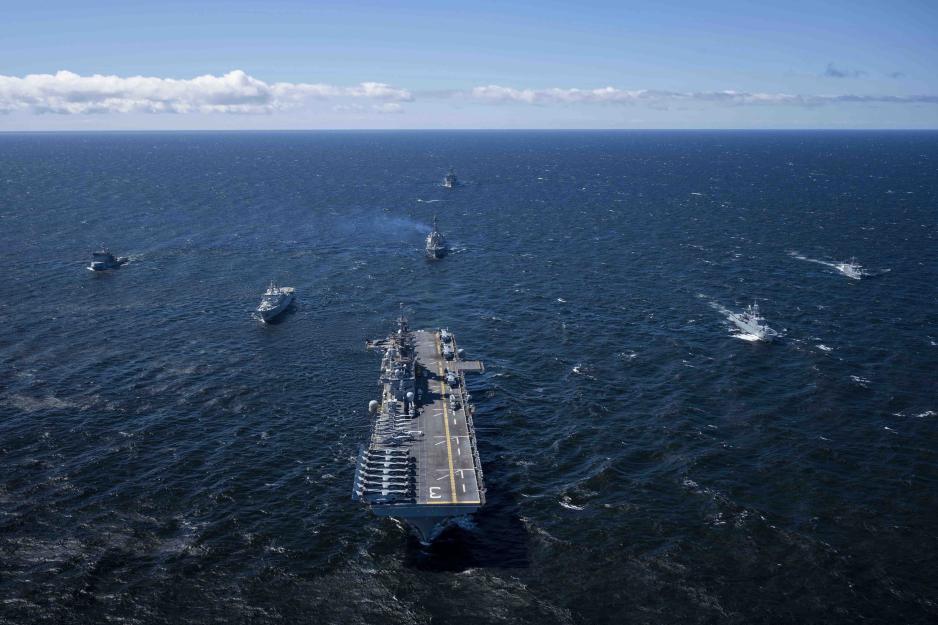 Tettere samspill mellom Sverige, Finland og USA på forsvarsfeltet har lenge vært i emning. I 2016 inngikk de to landene bilaterale intensjonsavtaler med USA om fordypet forsvarssamarbeid – og disse ble i 2018 supplert med en intensjonsavtale om å styrke Sverige, Finland og USAs trilaterale forsvarsbånd. Forhandlingene om de nye juridisk bindende bilaterale forsvarsavtalene ventes å ta et til to år. Her seiler de tre landenes marinefartøy sammen under en øvelse i Østersjøen mai 2022. (Foto: Jesse Schwab/USAs marine)