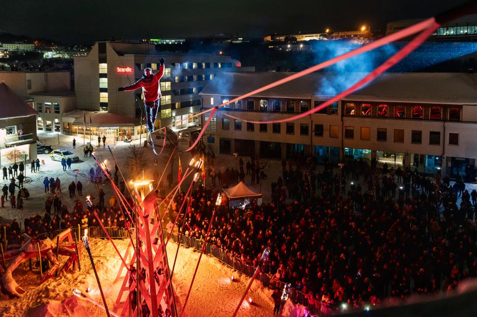 Ildfull og luftig åpning av Barents Spektakel 2023. (Foto: Ivaylo Donchev/Pikene på Broen)