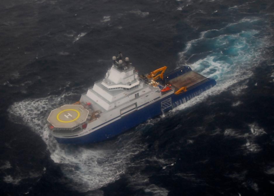 Aiviq traveling south of Kodiak Island in Alaska in 2012. (Source: Petty Officer 3rd Class Chris Usher, United States Coast Guard) Aiviq
