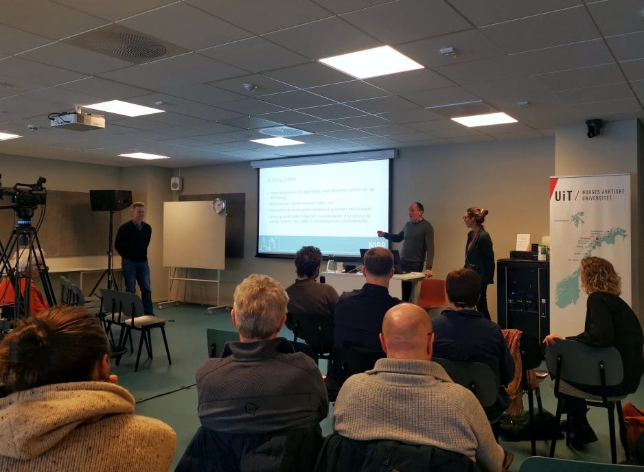 På Barentshuset i Kirkenes ble det tirsdag lagt fram ferske forskningsfunn rundt nordmenns holdninger til Russland av forskeren Aadne Aasland og postdoktor Marthe Handå Myhre ved by- og regionforskninginstituttet NIBR på OsloMet. Forskningsseminaret ble arrangert av NIBR, NORCE og Barentssekretariatet. (Foto: Astri Edvardsen)