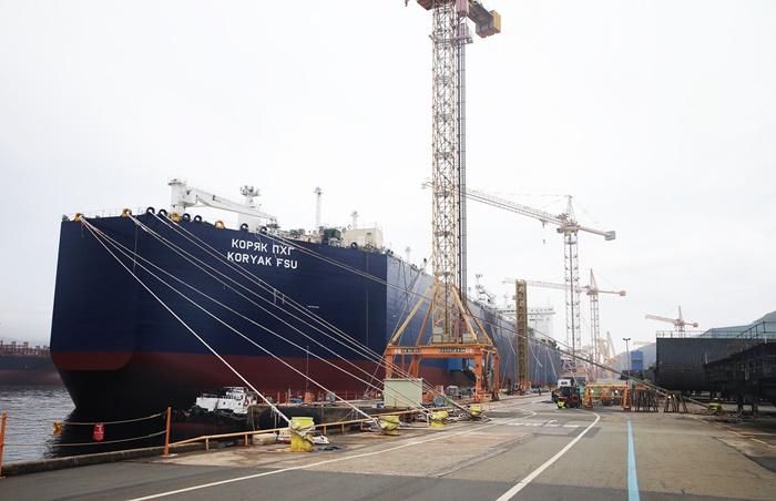 Koryak FSU (КОРЯК ПХГ) (Hull 2513/IMO: 9915105) at DSME’s Okpo shipyard in September 2022. (Source: DSME) Koryak FSU source DSME.