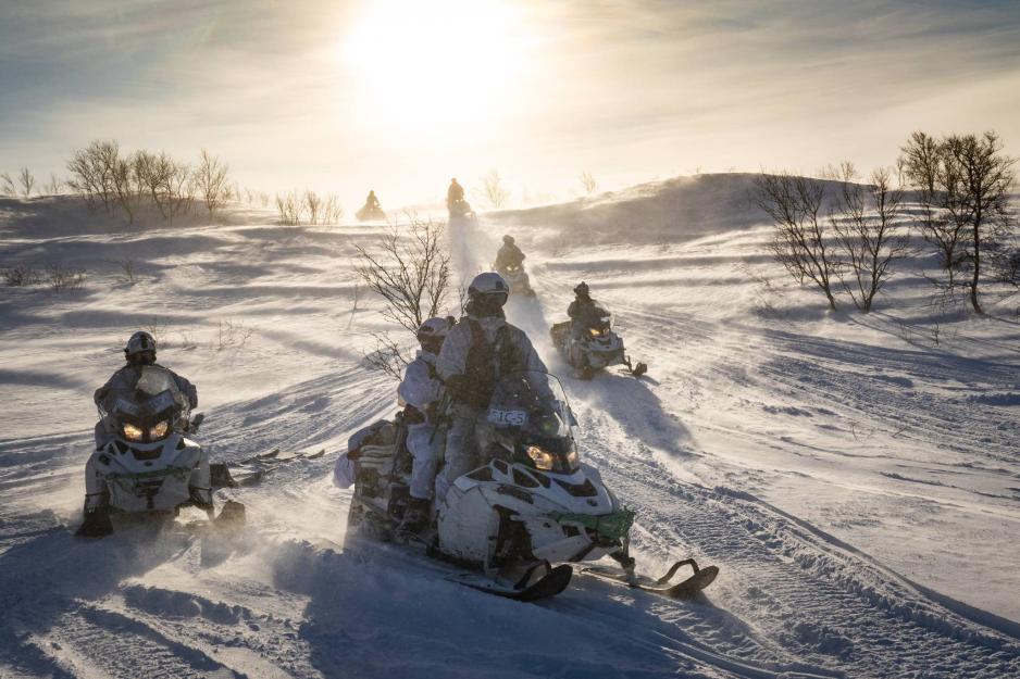 Soldater ved Garnisonen i Sør-Varanger, òg kjent som grensevakta, overvåker den norsk-russiske grensa mellom Finnmark og Murmansk oblast. I dag får de besøk av nøkkelledere i Nato. (Foto: Forsvaret)