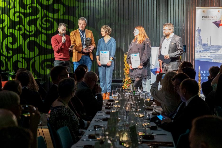 Thorvald Stoltenbergs pris ble tatt imot av (f.v.) Neal Cahoon, Evgenij Goman og Franziska Kraiczy i Pikene på Broen, samt Bente Andersen og Rune Sundelin i Samovarteateret på Kirkeneskonferansen onsdag. Prisen består av en byste og et stipend på 20.000 kroner. (Foto: Barentssekretariatet)