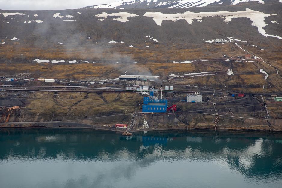 Trust Arktikugol bør få økte midler til å gjennomføre utslippskutt ved kullkraftverket i Barentsburg, foreslås det i framtidsanalysen. (Foto: Snorre Tønset/KLD)