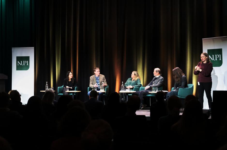 Asle Toje i panelsamtale om Norges plass og muligheter i en ny verden med Lise Rakner, professor i statsvitenskap ved Universitetet i Bergen, Øyvind Østerud, professor i statsvitenskap ved Universitetet i Oslo, og Cecilie Hellestveit, jurist og samfunnsviter ved Folkerettsinstituttet. (Foto: Astri Edvardsen)