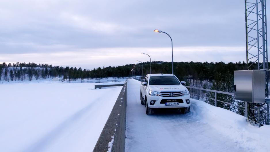 Skogfossdammen med bil