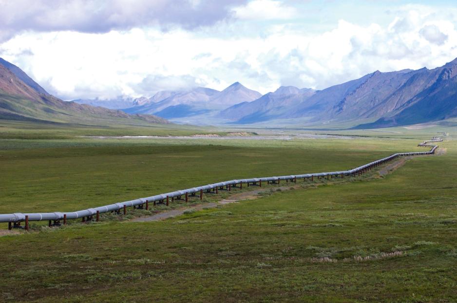 Trans-Alaska oil Pipeline passing through Alaska’s northern Brooks Range. (Source: US Geological Survey) Trans-Alaska oil Pipeline