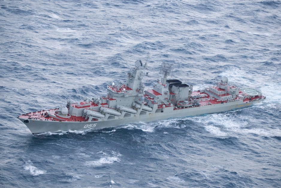 Missilkrysseren Marshal Ustinov er blant Nordflåtens krigsskip som nå øver i Barentshavet. Her er den fotografert i internasjonalt farvann utenfor norskekysten i januar 2022. (Foto: Forsvaret)
