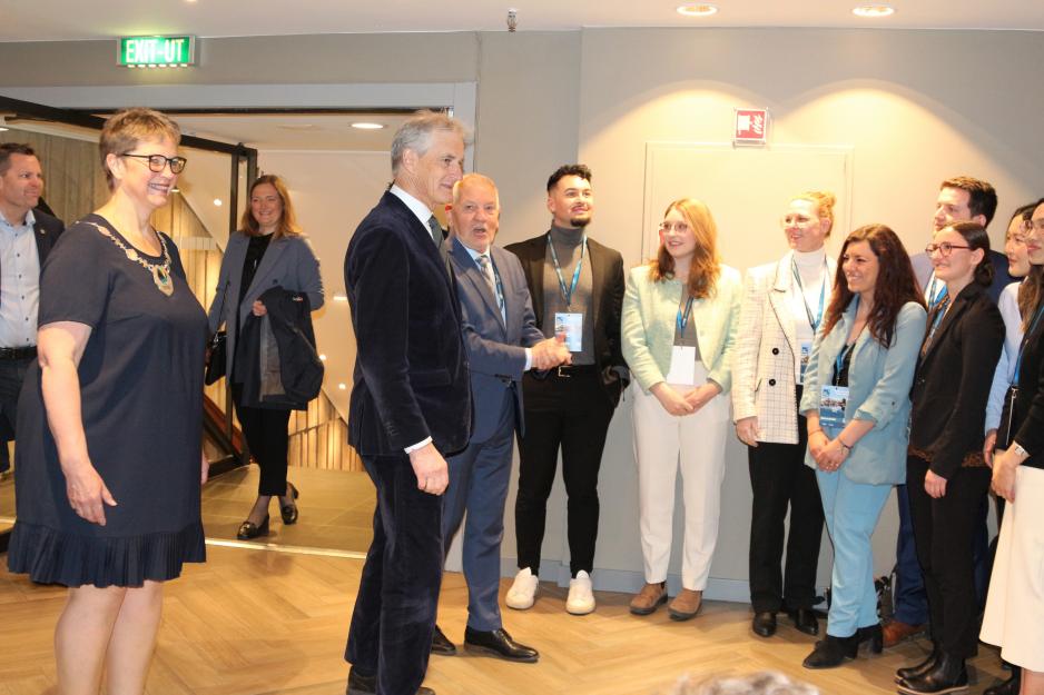 Hanne Solheim Hansen, Ida Pinnerød, Jonas Gahr Støre, Frode Mellemvik møter HND Acadamy