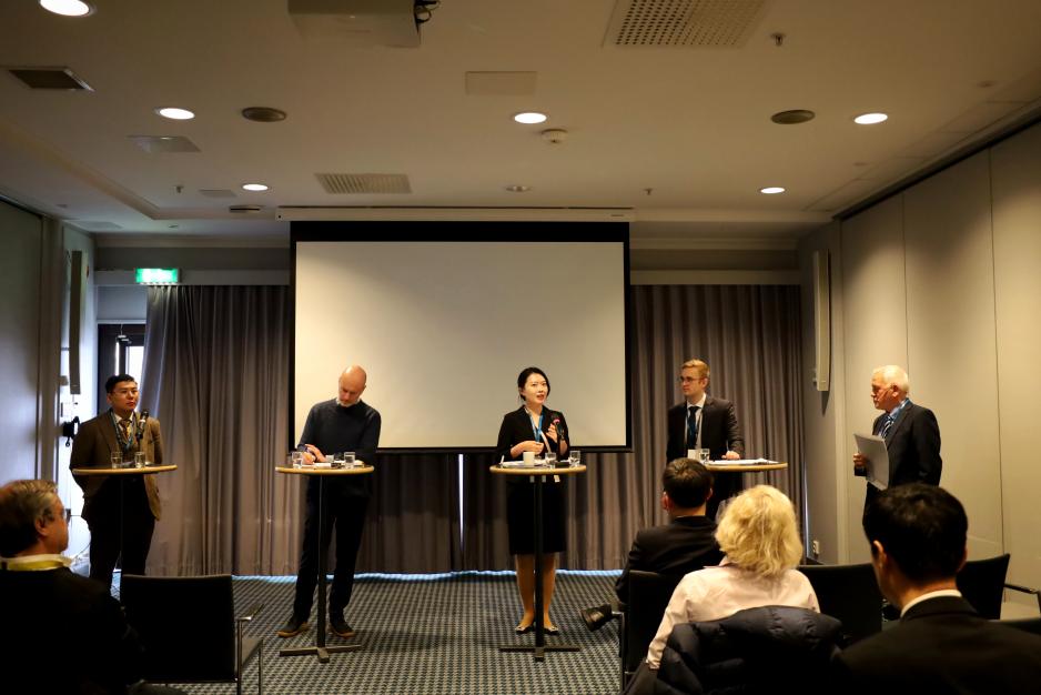 – Den største utfordringen for arktisk governance framover er å finne en mer pragmatisk måte å engasjere alle de arktiske statene og interessentene på. Jeg tror at Norges formannskap i Arktisk råd vil bli en god start, sier Xu Guangmiao, (tredje f.v.) førsteamanuensis ved East China Normal University. Her sammen med PhD-stipendiat Erdem Lamazhapov og seniorforsker Svein Rottem (t.v.) ved FNI, samt PhD-stipendiat Anders Edstrøm ved Nordområdesenteret, Nord universitet (t.h.).
