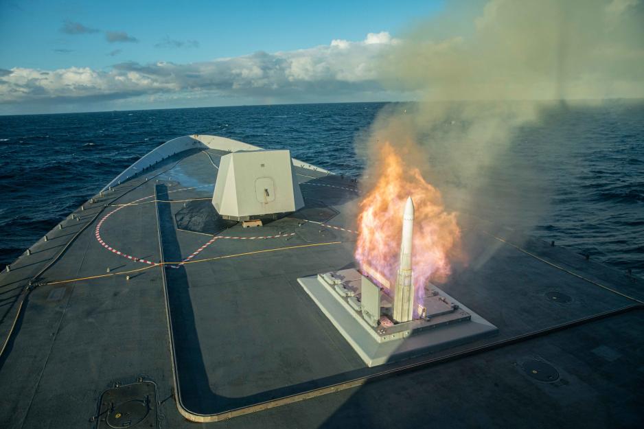 Den norske fregatten KNM Fridtjof Nansen skyter opp et luftvernmissil av typen Evolved Sea Sparrow (ESSM) under Formidable Shield 2021. (Foto: Thomas Stangnes/Sjøforsvaret)
