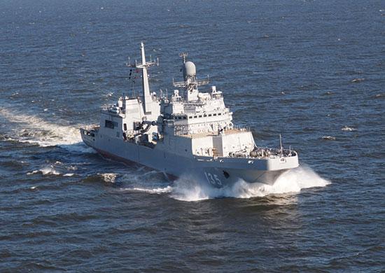 Den russiske Nordflåtens landgangsskip Ivan Gren kan frakte opptil 300 fallskjermjegere, rundt 13 stridsvogner eller 36 pansrede kjøretøy. (Foto: Det russiske forsvarsministeriet)