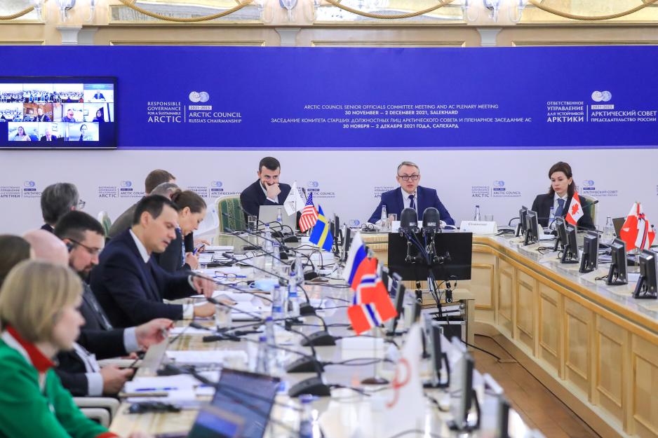 Russlands arktiske ambassadør, Nikolaj Korchunov (i midten), leder det første møtet for arktiske embetsmenn i Arktisk råd under det russiske formannskapet i Salekhard, desember 2021. Torsdag denne uka skal han gi fra samme sted overlevere stafettpinnen på et digitalt møte til Morten Høglund, Norges arktiske ambassadør og embetsmann i Arktisk råd. (Foto: Vjatsjeslav Viktorov, Roscongress)