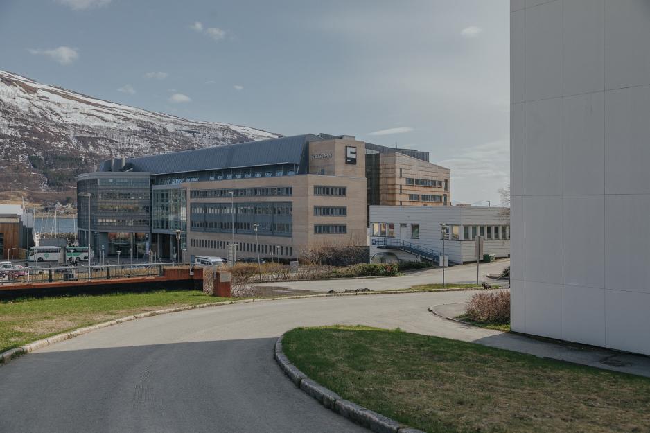 Den nye stillingen i Utenriksdepartementet med arbeidssted i Tromsø vil være tilknyttet Arktisk råds sekretariat, som ligger ved Framsenteret. (Foto: Evgenii Salganik, CC BY-SA 4.0, Wikipedia)