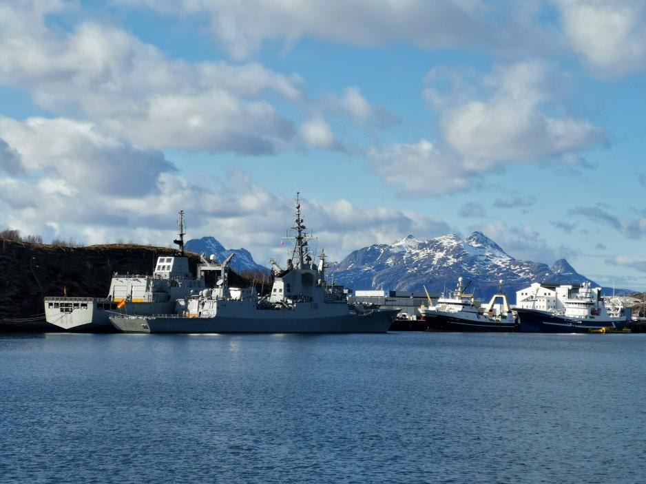 Forberedelsene til den allierte øvelsen Formidable Shield er i gang: Her ligger Spanias fregatt Blas De Lezo (ytterst), som er øvelsens flaggskip, sammen med logistikkfartøyet Patiño til kai i Bodø torsdag. I Tromsø har den amerikanske destroyeren USS Oscar Austin lagt til ved Grøtsund havn. (Foto: Astri Edvardsen)