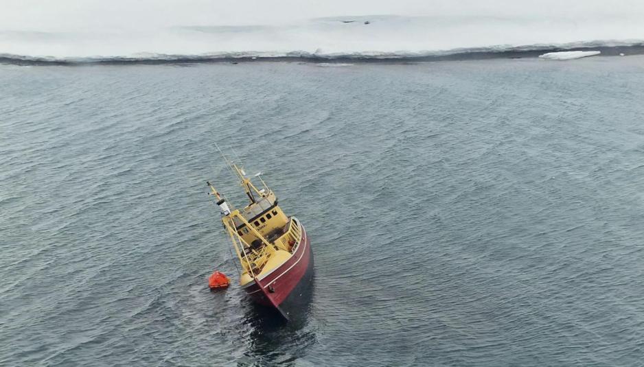 Turistbåten MS Isbjørn 2 på grunn i Borebukta i Isfjorden, Svalbard. (Foto: Sysselmesteren på Svalbard)