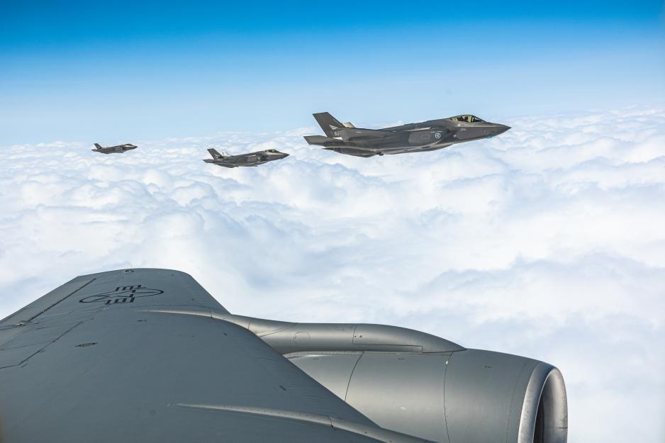 Norske F-35 jagerfly i formasjon i arktisk luftrom mandag mens resten av teamet deres får drivstoff fra et amerikansk tankfly av typen KC-135R Stratotanker. (Foto: Andrew Sinclair/US Air National Guard)