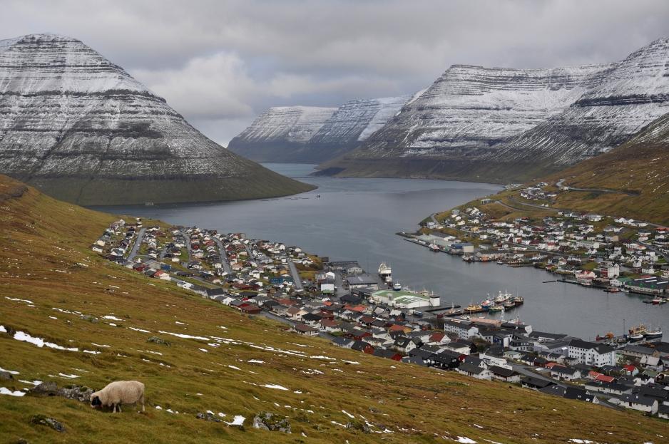 Klaksvík på vestkysten av Borðoy er Færøyenes fiskerihovedstad. Fiskeri utgjør øygruppas viktigste næring. (Foto: Vincent van Zeijst, CC BY-SA 3.0, Wikimedia)
