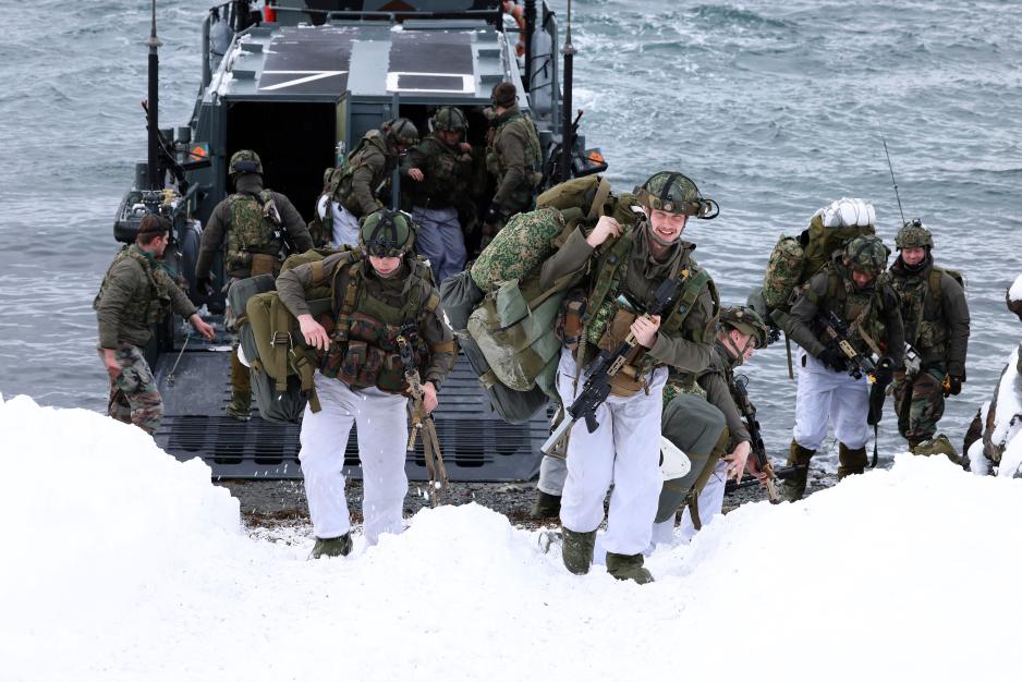 Årets største militærøvelse i Norge, Joint Viking, foregikk hovedsakelig i Troms i mars – og inkluderte styrker fra USA, Canada, Storbritannia, Nederland, Tyskland, Frankrike, Finland og Sverige. Her trener nederlandske marinesoldater på en landgangsoperasjon i Mestervik, Balsfjord kommune, under denne øvelsen. (Foto: Torbjørn Kjosvold/Forsvaret)