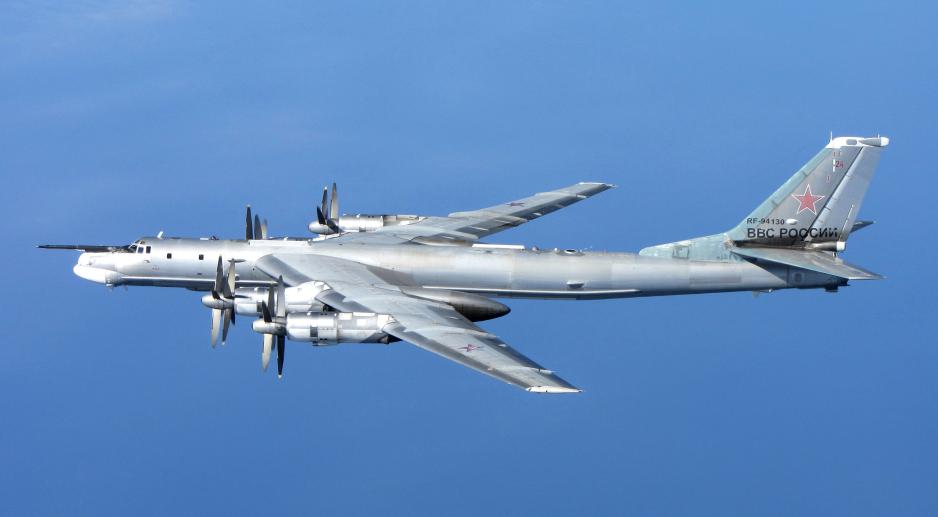 Et russisk strategisk bombefly av typen Tu-95. (Foto: RAF/MOD)