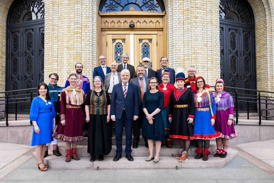 Sannhets- og forsoningskommisjonen utenfor Stortinget for å overlevere rapporten: Kommisjonsleder Dagfinn Høybråten, kommisjonsmedlemmene Pia Lane, Einar Niemi, Aslak Syse, Anne Julie Semb, Anne Kristin Gurák, Pia Lane, Håkon Hermanstrand, Liv Inger Somby, Per Oskar Kjølaas, Ivar Bjørklund, Marit Myrvoll og fra sekretariatet Liss-Ellen Ramstad, Torkel Rasmussen, Inger Elin Utsi, Isak Turi, Anna Kaisa Räisänen og Jon Christer Mudenia. (Foto: Stortinget) Sannhets- og forsoningskommisjonen