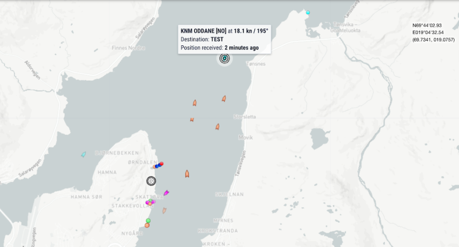 Den norske korvetten KNM Oddane utenfor Grøtsund havn på Tønsnes mandag formiddag. Det lyseblå fartøyet til venstre i Sandnessundet er den norske militære RIB-båten F314. (Skjermdump fra Marine Traffic).