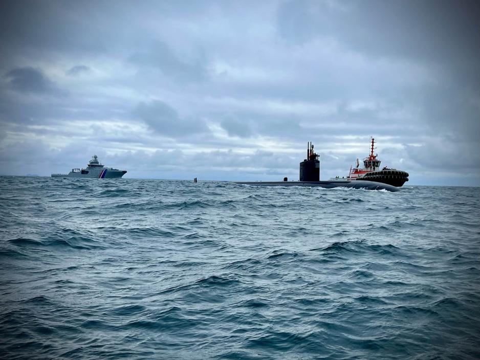 Den amerikanske atomubåten USS San Juan (Los Angeles-klassen) på et kort servicebesøk i islandsk farvann 26. april. (Foto: Islands kystvakt)
