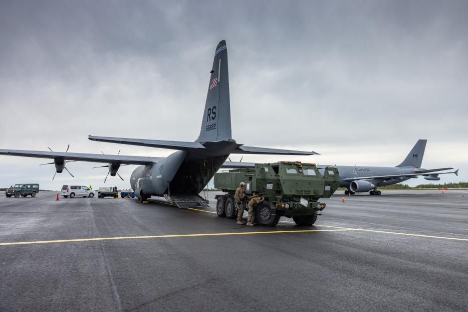 I slutten av mai utførte amerikanske marinesoldater en såkalt HIRAIN-operasjon ved Rovaniemi flystasjon. Denne går ut på rask utplassering av HIMARS – et amerikansk mobilt rakettartillerisystem med langtrekkende presisjonsild. (Foto: Eric Dmochowski/USAs marinekorps) Amerikansk marinekorps på Rovaniemi flystasjon