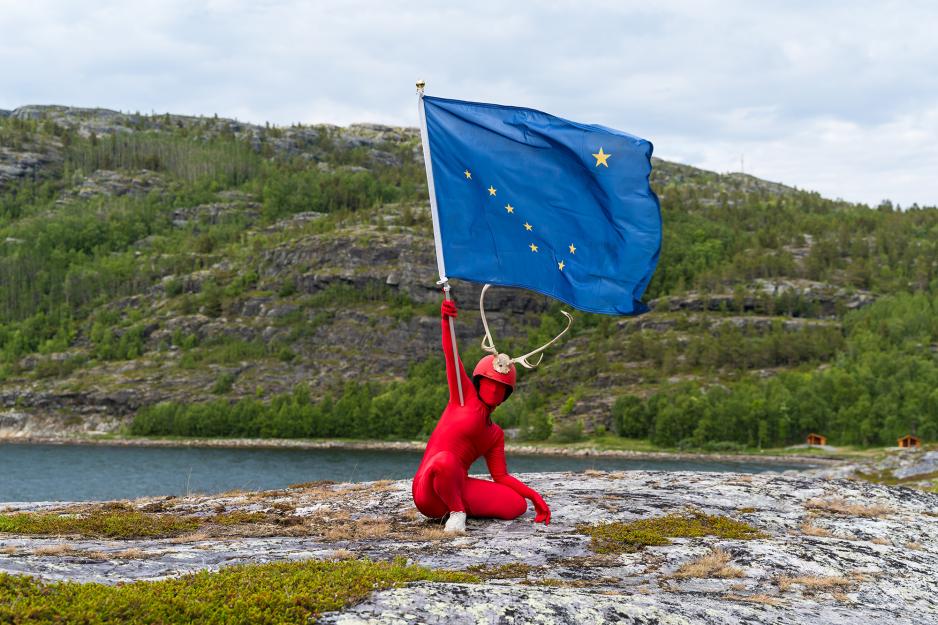 Alaskas flagg symboliserer stjernemønsteret Ursa Major (latin), Big Dipper (amerikansk), Karlsvogna (norsk), Dávggát (nordsamisk). Flagget kom til gjennom en konkurranse i 1927 der skoleelever sendte inn forslag. Designet til 13-åringen Benny Benson fra fiskerlandsbyen Chignik vant fram. Navnet Alaska er utledet fra aleutisk Al-ya-ek-sa, som betyr ‘det store landet’ eller ‘det som sjøen bryter mot’. (Foto: Nordting/Jamie Michael Bivard) Alaskas flagg