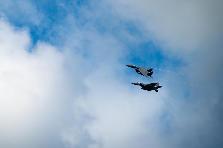 På forsommeren deltok USA på den store nordiske jagerflyøvelsen Arctic Challenge Exercise, som dels foregikk ut fra Rovaniemi og Pirkkala i Finland. Her er amerikanske F-15E jagerfly i aksjon under denne øvingen. Denne uka danner Rovaniemi også treningsbase for en amerikansk luftstyrke med blant annet jagerfly av typen F-16. (Foto: Gaspar Cortez/USAs luftforsvar) Amerikanske F-15E under Arctic Challenge Exercise