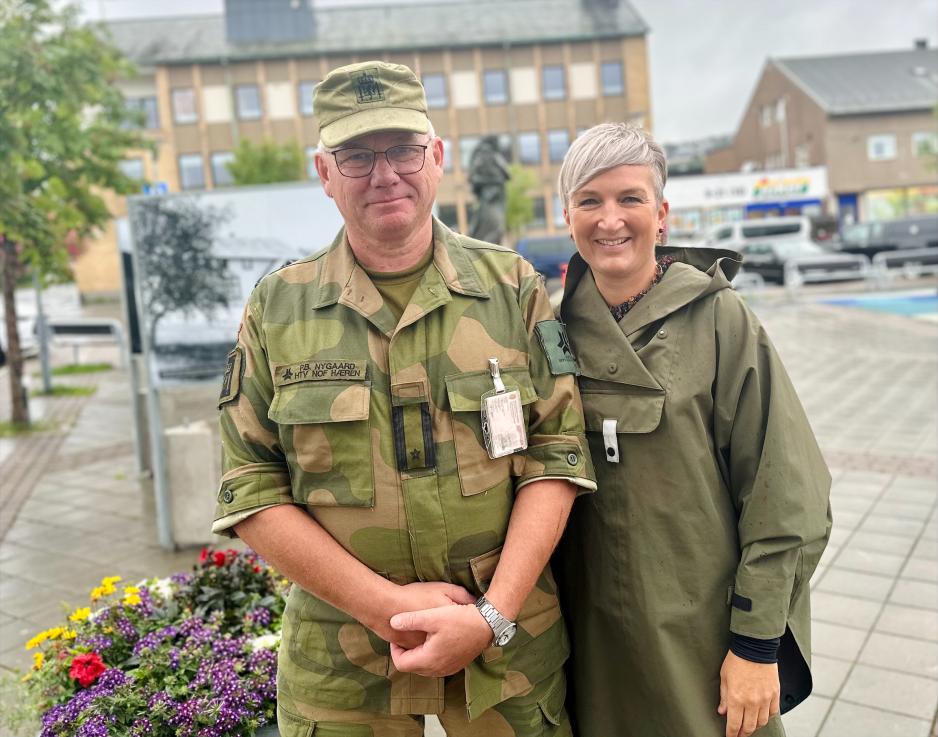 Major Pål B. Nygaard, hovedtillitsvalgt hæren NOF, og Guro Brandshaug, ordførerkandidat Sør-Varanger arbeiderparti Major Pål B. Nygaard, hovedtillitsvalgt hæren NOF, og Guro Brandshaug, ordførerkandidat Sør-Varanger arbeiderparti