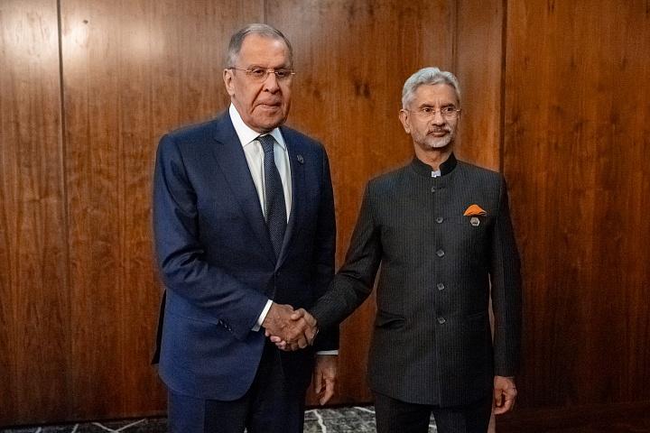 Sist onsdag møttes Russlands utenriksminister Sergei Lavrov og Subrahmanyam Jaishankar, Indias minister for eksterne anliggender, i Johannesburg. Ministrene drøftet blant annet samarbeid innenfor BRICS, og praktiske grep for å utvide landenes samarbeid innenfor handel, finans og logistikk. (Foto: Russlands utenriksministerium)