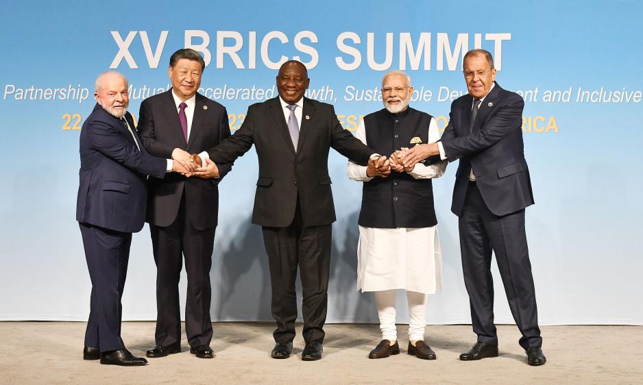 Russland, her representert ved utenriksminister Sergei Lavrov, strekker ut hendene til BRICS-landene for samspill i en rekke sfærer og deler av verden – ikke minst i Arktis. Her er Lavrov på BRICS-toppmøtet i Sør-Afrika sist onsdag med samarbeidsformatets statsledere: (f.v.) Brasils president Lula da Silva, Kinas president Xi Jinping, Sør-Afrikas president Cyril Ramaphosa og Indias statsminister Narendra Modi. (Foto: GCIS)