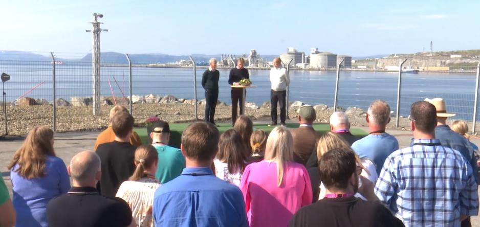 Fra pressekonferansen med statsminister Jonas Gahr Støre, finansminister Trygve Slagsvold Vedum og olje- og energiminister Terje Aasland i Hammerfest. Regjeringen presenterte et større kraft- og industriløft i Finnmark. (Foto: Skjermdump). Pressekonferanse Hammerfest