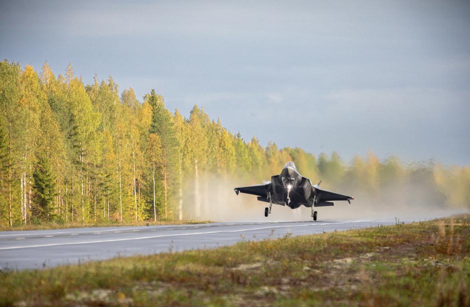 Et norsk F-35 jagerfly tar her av etter et pitstop på motorveien i de finske skoger. Umiddelbart etter landing ble det utført såkalt «hot pit refueling» – der motoren går mens drivstofftanken fylles for å redusere nedetid. (Foto: Ole Andreas Vekve/Forsvaret)